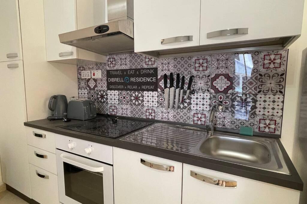 2 Bed Apt In Heart Of St Julians - 5Min From Seafront San Ġiljan Buitenkant foto
