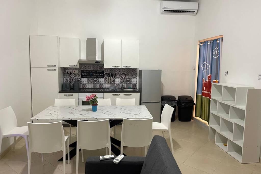 2 Bed Apt In Heart Of St Julians - 5Min From Seafront San Ġiljan Buitenkant foto